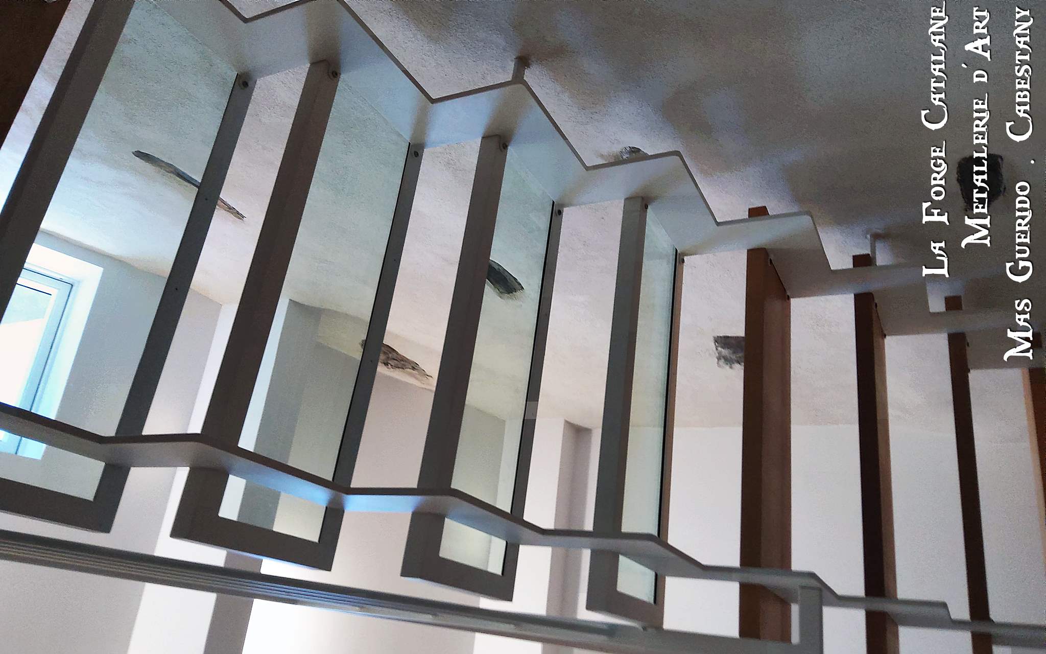 escalier double limon cremaillere en decoupe laser marches bois main courante bois forge catalane.jpg